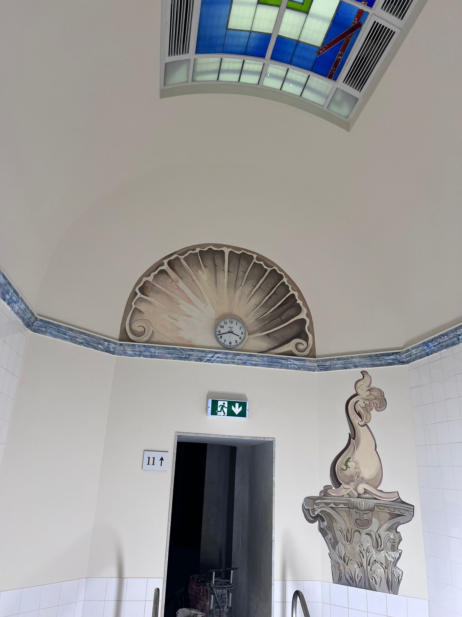 Glanzvoll renoviert: Malerarbeiten im historischen Friedrichsbad, Baden‑Baden