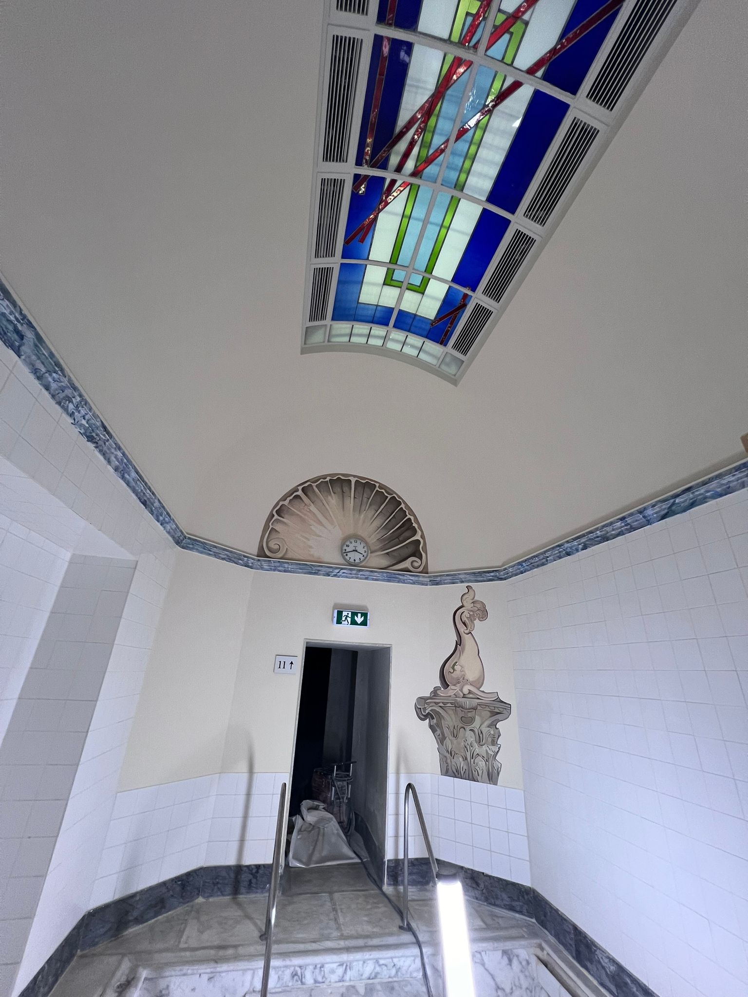 Glanzvoll renoviert: Malerarbeiten im historischen Friedrichsbad, Baden‑Baden